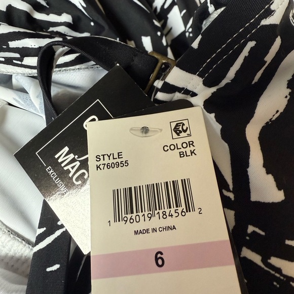 Island Escape Women's Tiered Tankini Top
Black/White Style 14508 Removable Strap - Picture 8 of 10